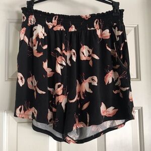 Very pretty Threads 4 Thought smocked waist short, size L